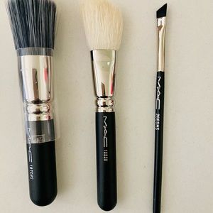 MAC BRUSHES| SHORT HANDLE| TRAVEL BRUSHES | BRAND NEW WITH POUCH!